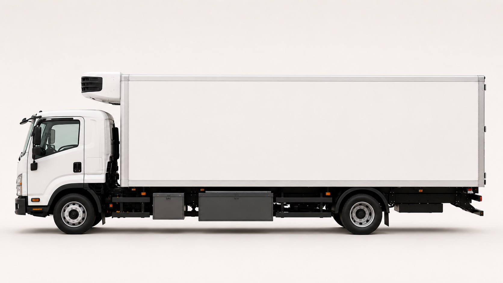 Side profile of an Elmech eTRU showing the roof solar panels, side-mounted battery enclosure, and the refrigeration unit on the nose of the trailer.